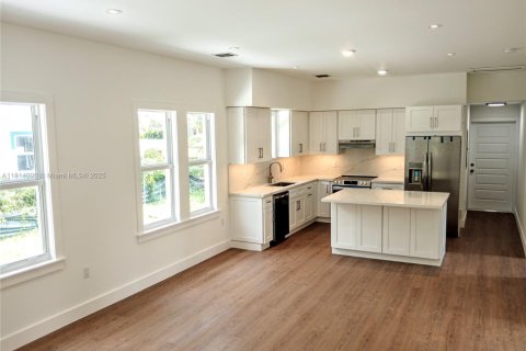 House in Coral Gables, Florida 2 bedrooms, 93.37 sq.m. № 1762909 - photo 4