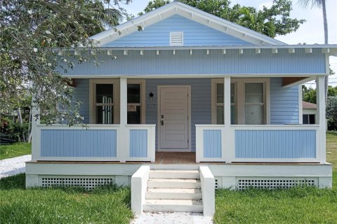 House in Coral Gables, Florida 2 bedrooms, 93.37 sq.m. № 1762909 - photo 1