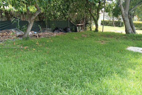 House in Coral Gables, Florida 2 bedrooms, 93.37 sq.m. № 1762909 - photo 12