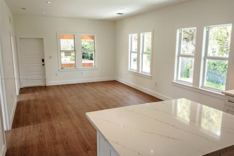 House in Coral Gables, Florida 2 bedrooms, 93.37 sq.m. № 1762909 - photo 7