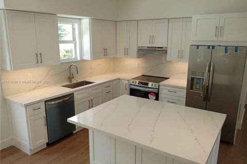 House in Coral Gables, Florida 2 bedrooms, 93.37 sq.m. № 1762909 - photo 6