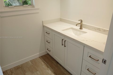 House in Coral Gables, Florida 2 bedrooms, 93.37 sq.m. № 1762909 - photo 9