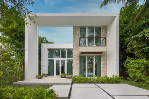 Casa en Miami Beach, Florida 4 dormitorios, 283.63 m2 № 2011537