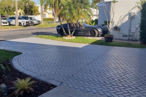 Casa en venta en Miami, Florida, 4 dormitorios, 193.7 m2 № 2007738 - foto 3