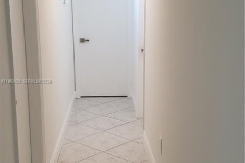 Casa en venta en Miami, Florida, 4 dormitorios, 193.7 m2 № 2007738 - foto 26