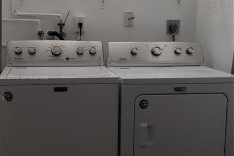 Casa en venta en Miami, Florida, 4 dormitorios, 193.7 m2 № 2007738 - foto 15