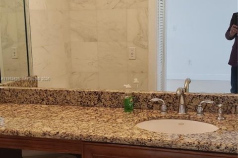 Casa en venta en Miami, Florida, 4 dormitorios, 193.7 m2 № 2007738 - foto 16