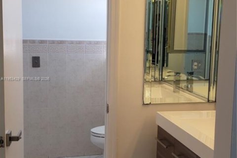 Casa en venta en Miami, Florida, 4 dormitorios, 193.7 m2 № 2007738 - foto 28