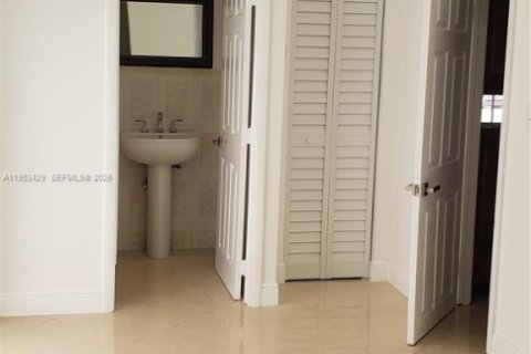 Casa en venta en Miami, Florida, 4 dormitorios, 193.7 m2 № 2007738 - foto 18
