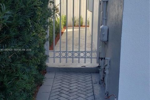 Casa en venta en Miami, Florida, 4 dormitorios, 193.7 m2 № 2007738 - foto 2