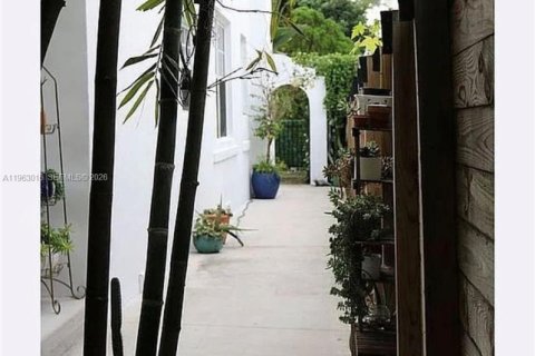 House in Miami, Florida 3 bedrooms, 168.34 sq.m. № 2023967 - photo 28