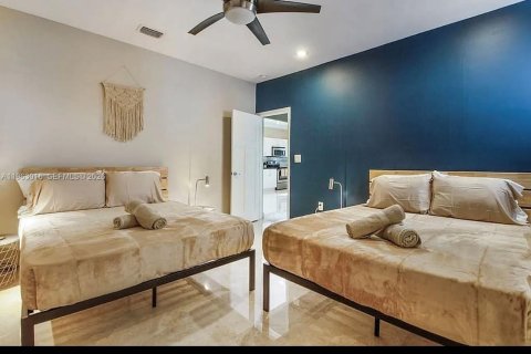 House in Miami, Florida 3 bedrooms, 168.34 sq.m. № 2023967 - photo 20