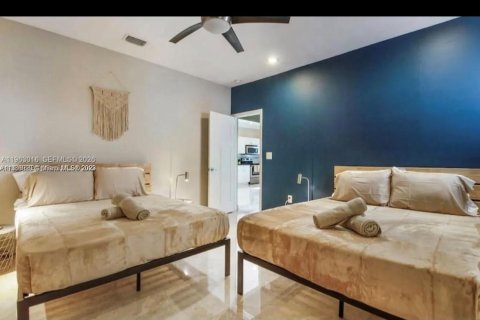 House in Miami, Florida 3 bedrooms, 168.34 sq.m. № 2023967 - photo 6