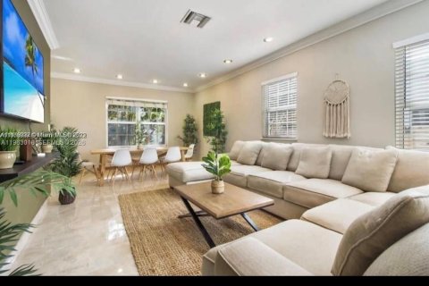 House in Miami, Florida 3 bedrooms, 168.34 sq.m. № 2023967 - photo 14