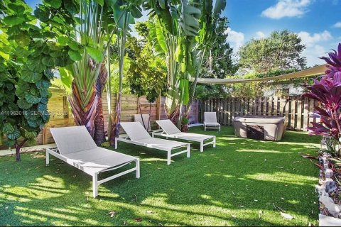 House in Miami, Florida 3 bedrooms, 168.34 sq.m. № 2023967 - photo 23