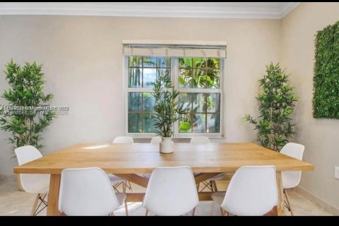 House in Miami, Florida 3 bedrooms, 168.34 sq.m. № 2023967 - photo 15