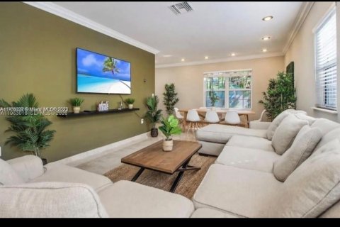 House in Miami, Florida 3 bedrooms, 168.34 sq.m. № 2023967 - photo 18