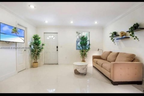 House in Miami, Florida 3 bedrooms, 168.34 sq.m. № 2023967 - photo 13