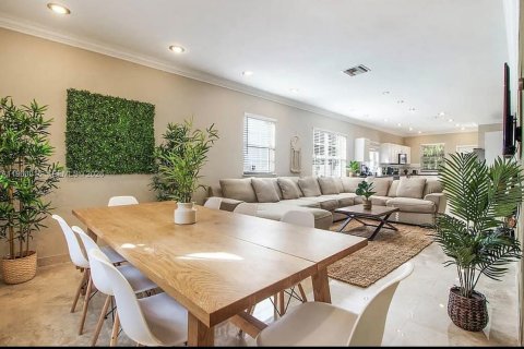 House in Miami, Florida 3 bedrooms, 168.34 sq.m. № 2023967 - photo 22