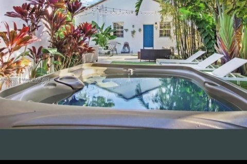 House in Miami, Florida 3 bedrooms, 168.34 sq.m. № 2023967 - photo 2