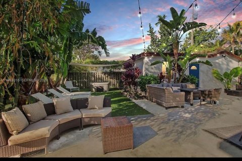 House in Miami, Florida 3 bedrooms, 168.34 sq.m. № 2023967 - photo 21