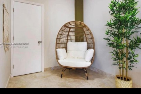 House in Miami, Florida 3 bedrooms, 168.34 sq.m. № 2023967 - photo 12