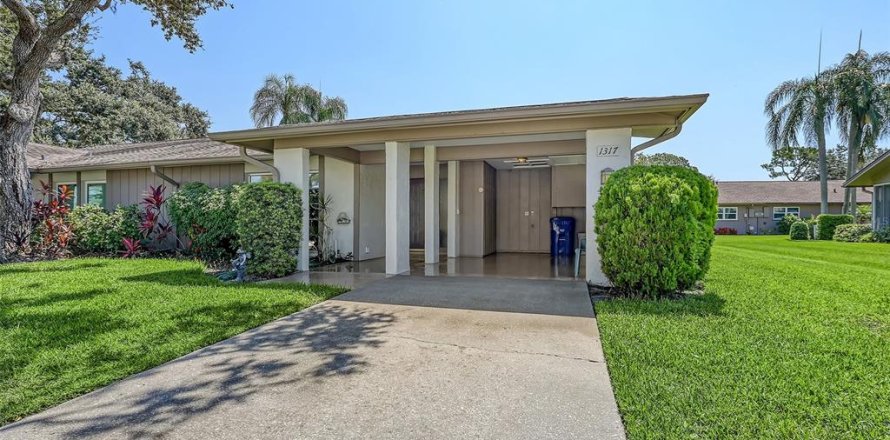 House in Sarasota, Florida 2 bedrooms, 152.17 sq.m. № 1858055