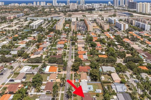 House in Hallandale Beach, Florida 2 bedrooms, 100.33 sq.m. № 2069276