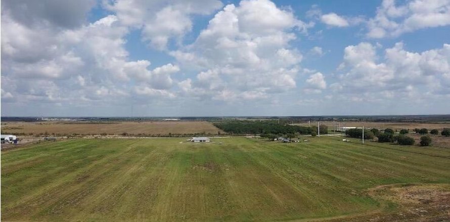 Commercial property in Okeechobee, Florida № 2187215