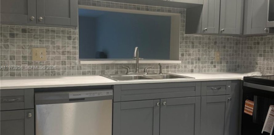 Condominio en Pembroke Pines, Florida, 2 dormitorios № 2033384