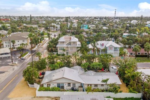 Commercial property in Holmes Beach, Florida 5 bedrooms, 215.53 sq.m. № 2212784 - photo 4