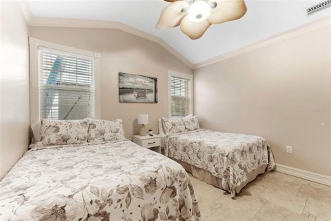 Commercial property in Holmes Beach, Florida 5 bedrooms, 215.53 sq.m. № 2212784 - photo 17