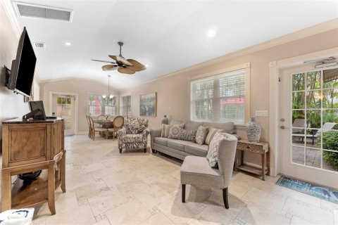 Commercial property in Holmes Beach, Florida 5 bedrooms, 215.53 sq.m. № 2212784 - photo 9
