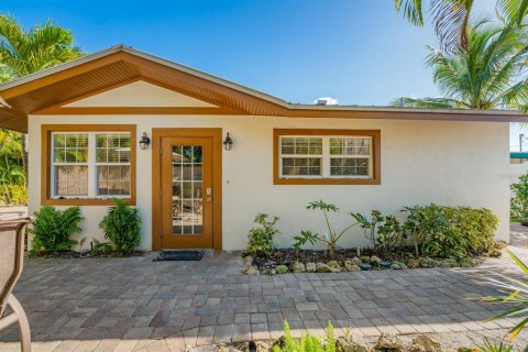 Commercial property in Holmes Beach, Florida 5 bedrooms, 215.53 sq.m. № 2212784 - photo 8