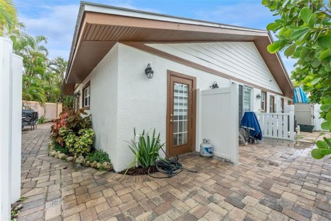 Commercial property in Holmes Beach, Florida 5 bedrooms, 215.53 sq.m. № 2212784 - photo 29