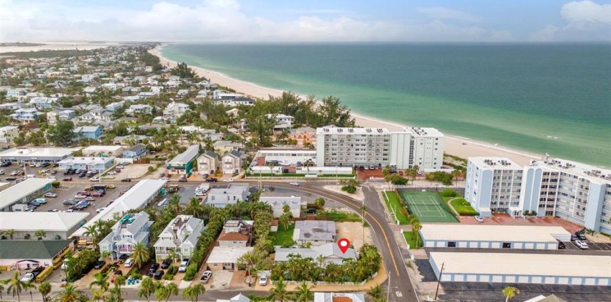 Commercial property in Holmes Beach, Florida 5 bedrooms, 215.53 sq.m. № 2212784