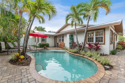 Commercial property in Holmes Beach, Florida 5 bedrooms, 215.53 sq.m. № 2212784 - photo 2