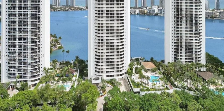 Condo in Aventura, Florida, 3 bedrooms № 1989875