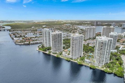 Condo in Aventura, Florida, 3 bedrooms № 1989875 - photo 2