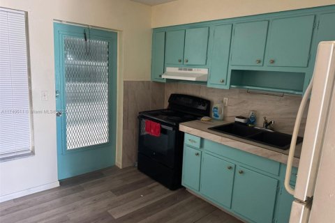 Condo in Lantana, Florida, 2 bedrooms  № 1836651 - photo 5