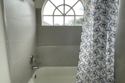 Townhouse in Coral Springs, Florida 2 bedrooms, 110.55 sq.m. № 2042262 - photo 14