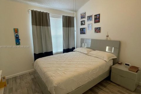 Townhouse in Coral Springs, Florida 2 bedrooms, 110.55 sq.m. № 2042262 - photo 13