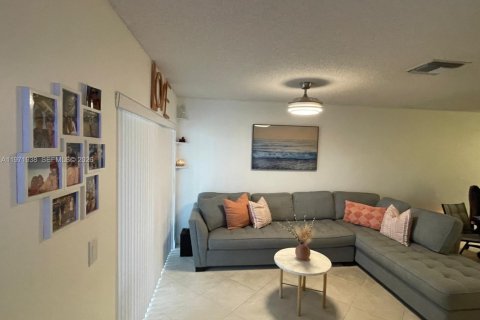 Townhouse in Coral Springs, Florida 2 bedrooms, 110.55 sq.m. № 2042262 - photo 2