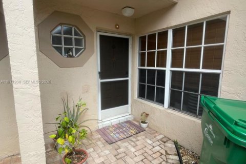 Townhouse in Coral Springs, Florida 2 bedrooms, 110.55 sq.m. № 2042262 - photo 18