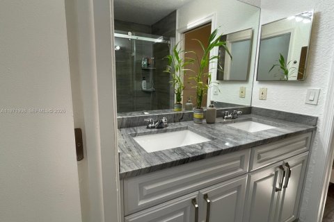 Townhouse in Coral Springs, Florida 2 bedrooms, 110.55 sq.m. № 2042262 - photo 16