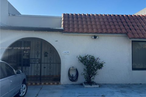 Villa ou maison à vendre à Hialeah, Floride: 3 chambres, 131.55 m2 № 1989904 - photo 1