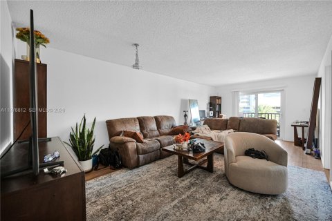 Condo in Miami Beach, Florida, 2 bedrooms  № 2052914 - photo 10