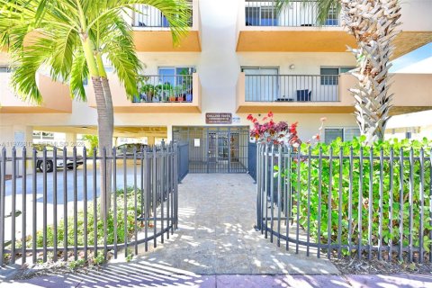 Condo in Miami Beach, Florida, 2 bedrooms  № 2052914 - photo 3