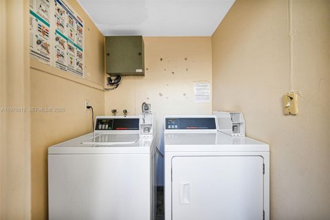 Condo in Miami Beach, Florida, 2 bedrooms  № 2052914 - photo 12