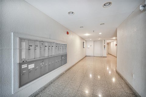 Condo in Miami Beach, Florida, 2 bedrooms  № 2052914 - photo 14